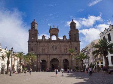 Santa Ana Katedral Cephesi ve Meydanı - Güneşli bir günde görkemli bir dini anıt olan Santa Palmas 'daki Katedral de Santa Ana' nın büyük ön manzarası.