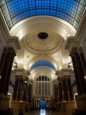 Büyük Salon Kubbesi, Brüksel Borsası - Brüksel, Belçika 'daki tarihi Bourse (Borsa) binası içindeki kubbeli, süslü tavan ve sütunların alçak açılı görünümü.