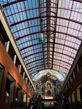 Antwerp Merkez İstasyonu Tren İstasyonu Görünümü - Belçika 'daki Antwerp Merkez Tren İstasyonu' nun içinde tren kulübesi ve saat kulesinin bulunduğu dramatik manzara.