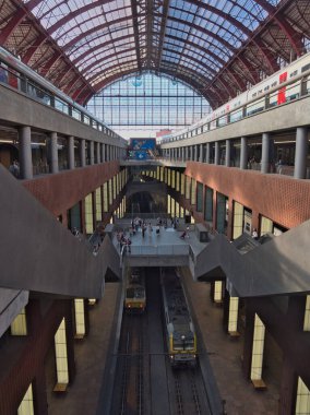 Antwerp Merkez İstasyonu Tren İstasyonu Görünümü - Belçika 'daki Antwerp Merkez Tren İstasyonu' nun içinde tren kulübesi ve saat kulesinin bulunduğu dramatik manzara.