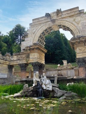 Schnbrunn Sarayı Viyana Şehri 'ne tepeden bakan Barok Schlo Schnbrunn' un panoramik manzarası, bahçeleri ve ufka kadar uzanan Viyana şehrinin kentsel ufuk çizgisi..