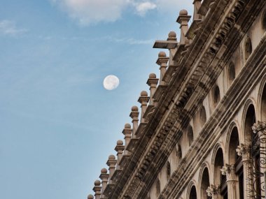 Dolunay Tarihsel Venedik Cephesi - Venedik sarayı cephesinin detaylı tarihi görüntüsü süs kuleleri ve açık mavi gökyüzünde görünen dolunay.