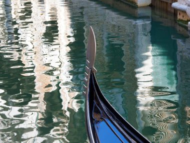 Gondol Ferri ve Su Yansımaları - Bir gondolcunun metal ferri (yay) * * * * ve su üzerindeki kanal binalarının soyut, parıltılı yansımaları.