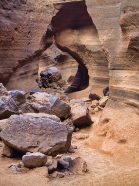 El Barranco de Las Vacas, Gran Canaria, İspanya - Kanarya Adaları 'ndaki dramatik bir doğal ortamda eşsiz, pürüzsüz kanyon duvarları ve büyük volkanik kaya oluşumlarının çarpıcı manzarası.