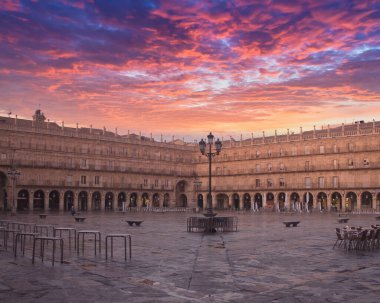 Salamanca Balkonunu Çerçeveleme Archway Koyu bir kemerden tarihi altın taş mimari ve kafe terasına.