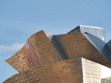 Bilbao Cityscape boyunca Nervin Nehri ve Zubizuri boyunca modern Isozaki kuleleri ve Zubizuri köprüsünün yer aldığı Bilbao silueti, İspanya 'daki Nervin Nehri boyunca uzanan manzaralı yürüyüş yolundan izlendi..