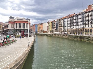 Bilbao Cityscape boyunca Nervin Nehri ve Zubizuri boyunca modern Isozaki kuleleri ve Zubizuri köprüsünün yer aldığı Bilbao silueti, İspanya 'daki Nervin Nehri boyunca uzanan manzaralı yürüyüş yolundan izlendi..