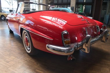 Kırmızı Klasik Alman Roadster Rear View - Klasik kırmızı Mercedes-Benz üstü açılı, krom tampon, stop lambası ve 1950 'lerin zarif stilisti.