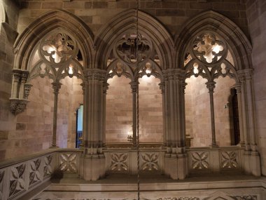 Süslü Neo-Gotik Saray Kemerleri ve Balustrade - Beşli folyo izi, ince sütunlar ve Sobrellano Sarayı 'nın içinde dekoratif bir balüstrad içeren karmaşık taş kemer yolu.