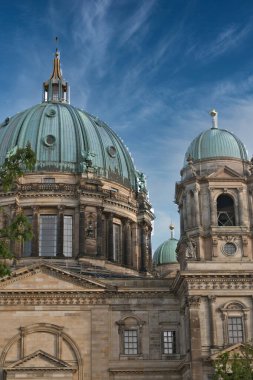Berlin Katedral Kubbesi ve Tower Low Angle - Görkemli Berlinli Dom 'un (Berlin Katedrali) dramatik alçak açılı manzarası, büyük Barok Diriliş Kubbesi ve mavi gökyüzü altındaki taş cephesini gözler önüne seriyor.