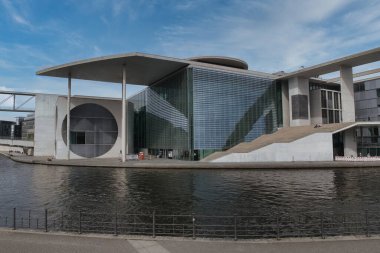 Paul-Lbe-Haus Modern Mimari Berlin Berlin 'in Hükümet Mahallesi' ndeki Paul-Lbe-Haus, güneşli bir günde Spree Nehri 'nin kenarında cam ve betondan oluşan modern bir mimari yapı..