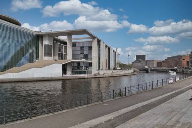 Paul-Lbe-Haus Modern Mimari Berlin Berlin 'in Hükümet Mahallesi' ndeki Paul-Lbe-Haus, güneşli bir günde Spree Nehri 'nin kenarında cam ve betondan oluşan modern bir mimari yapı..