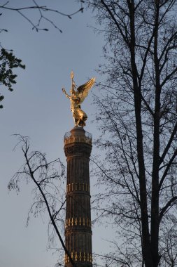Paul-Lbe-Haus Modern Mimari Berlin Berlin 'in Hükümet Mahallesi' ndeki Paul-Lbe-Haus, güneşli bir günde Spree Nehri 'nin kenarında cam ve betondan oluşan modern bir mimari yapı..