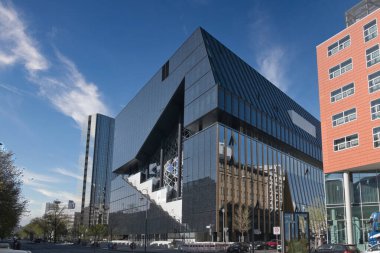 Küp Berlin 'in modern cam mimarisi - Küp Berlin, modern mimarinin çarpıcı bir örneği, Washingtonplatz' da mavi gökyüzü altında geometrik, yansıtıcı bir cam cephe.