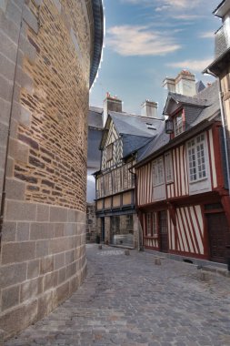 Orta Çağ Yarı Keresteli Şehir Binası - Orta Çağ 'a ait tarihi yarı keresteli bina, dramatik bir gökyüzü altında Avrupa' nın eski bir kasabasının kaldırım taşı köşesinde ayrıntılı çapraz çerçeveli..