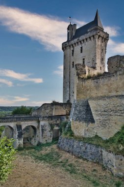 Ortaçağ Şatosu Harabeleri ve Taş Kalesi - Loire Vadisi 'ndeki dramatik mavi bulutlu gökyüzünün altında egemen bir taşla antik ortaçağ şatosu harabeleri ve tahkimatları.