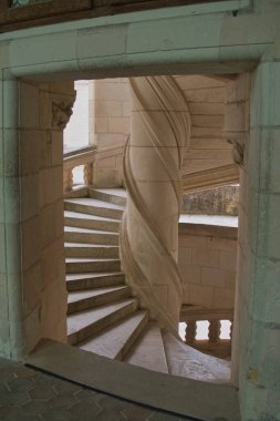 Loire Vadisi 'ndeki Şato d' Uss Peri Masalı Kulesi, sayısız konik kule ve taş duvarlarını gösteren Uss Şatosu 'nun (Uyuyan Güzel' in Şatosu) resimli görüntüsü..