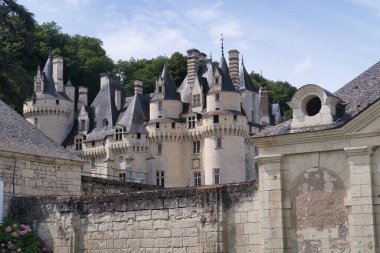 Loire Vadisi 'ndeki Şato d' Uss Peri Masalı Kulesi, sayısız konik kule ve taş duvarlarını gösteren Uss Şatosu 'nun (Uyuyan Güzel' in Şatosu) resimli görüntüsü..