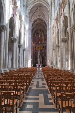 Büyük Gotik Katedral İçi - Gotik bir katedralin görkemli manzarası yükselen sütunları, yüksek tavanları, boyalı camları ve tahta sandalyeleri gösteriyor.