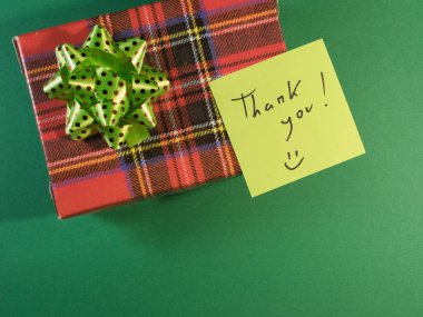 Teşekkürler Hediye Kutusu Yeşil Arkaplan - Yeşil benekli ve sarı bir 