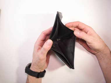 Boş Cüzdan Ellerde - Bir adamın beyaz arka planda boş bir siyah cüzdan açması, yoksulluğu, maddi sıkıntıları ve ekonomik krizi simgeliyor.