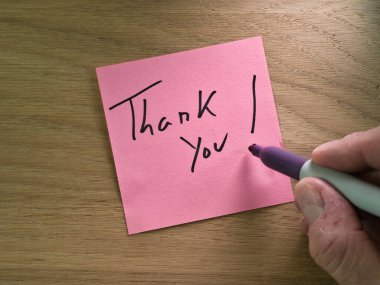 Tahta masanın üzerine bir el 