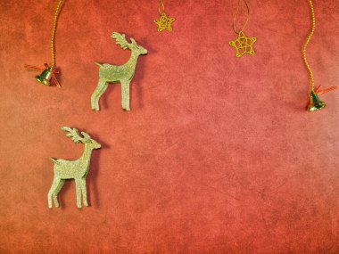 Noel Parıltısı Ren Geyiği & Yıldızları - Ilık kırmızı arka planda parıldayan altın renkli ren geyiği, yıldızlar ve çanlar. Fotokopi alanı olan Noel dairesi, bayram kutlamaları ve tasarımları için mükemmel..