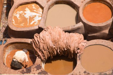 Fez-Fez-Mequinez-Marruecos-20 Ağustos 2016, bir adam, büyük, geleneksel Fas pirinç fenerlerini Marakeş, Fas 'ın işlek caddelerinde taşıyarak yerel ticareti ve günlük yaşamı gözler önüne seriyor..