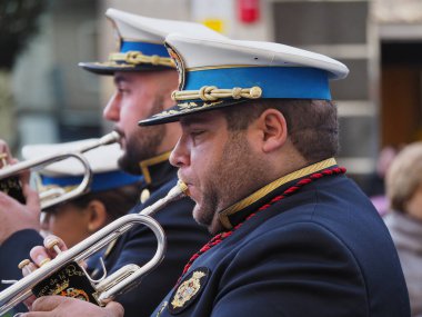 Salamanca Kastilya ve Leon, İspanya-31 Mart 2018, İspanyol dini kardeşliğinden müzisyenlerin yakın çekimi sokak kortejinde trompet çalıyorlar, süslü tören üniformaları giyiyorlar..