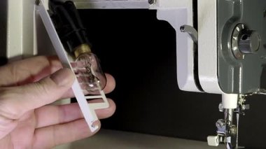 Yanan ampulü dikiş makinesindeki LED ile değiştirmek - Eski endüstriyel dikiş makinesini tamir etmek, modern enerji tasarruflu ışığa yükseltmek.