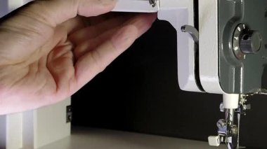 Yanan ampulü dikiş makinesindeki LED ile değiştirmek - Eski endüstriyel dikiş makinesini tamir etmek, modern enerji tasarruflu ışığa yükseltmek.