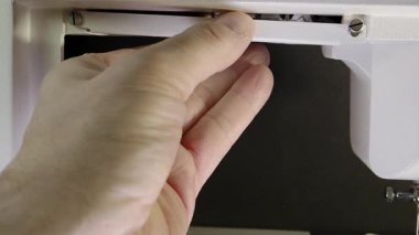 Yanan ampulü dikiş makinesindeki LED ile değiştirmek - Eski endüstriyel dikiş makinesini tamir etmek, modern enerji tasarruflu ışığa yükseltmek.