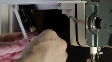 Yanan ampulü dikiş makinesindeki LED ile değiştirmek - Eski endüstriyel dikiş makinesini tamir etmek, modern enerji tasarruflu ışığa yükseltmek.
