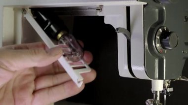 Yanan ampulü dikiş makinesindeki LED ile değiştirmek - Eski endüstriyel dikiş makinesini tamir etmek, modern enerji tasarruflu ışığa yükseltmek.