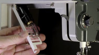 Yanan ampulü dikiş makinesindeki LED ile değiştirmek - Eski endüstriyel dikiş makinesini tamir etmek, modern enerji tasarruflu ışığa yükseltmek.