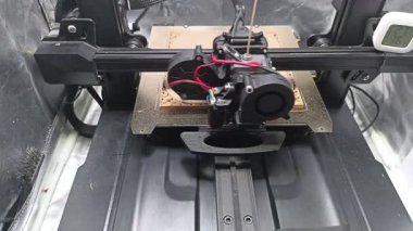 3D Yazıcı Ek Üretim Sürecini kapat; Birleşmiş Mevduat Modellemesinin (FDM) 3D yazıcı nozulasının detaylı yakın çekim görüntüsü açık kahverengi filament ekstrüksiyonu, kompleks bir konteynır katmanı oluşturma 