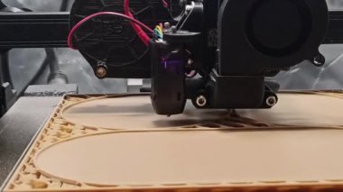 3D Yazıcı Ek Üretim Sürecini kapat; Birleşmiş Mevduat Modellemesinin (FDM) 3D yazıcı nozulasının detaylı yakın çekim görüntüsü açık kahverengi filament ekstrüksiyonu, kompleks bir konteynır katmanı oluşturma 