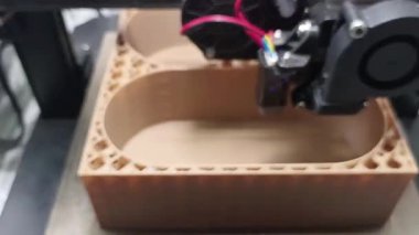 3D Yazıcı Ek Üretim Sürecini kapat; Birleşmiş Mevduat Modellemesinin (FDM) 3D yazıcı nozulasının detaylı yakın çekim görüntüsü açık kahverengi filament ekstrüksiyonu, kompleks bir konteynır katmanı oluşturma 