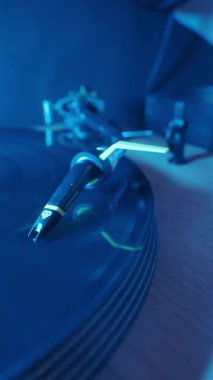 Turntable Cartridge üzerinde dönen Vinil Record; Bir Ortofon Concorde kartuşunun yakın plan dikey çekimi, bir turntable üzerinde hızla dönen siyah bir vinil plağı takip ediyor. Klasik müzik ve ses aygıtı.