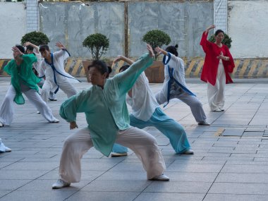 Pekin-Pekin-Çin-14 Ağustos 2018, Asyalı bir gıda satıcısı, üzerinde maske ve önlük olan, önceden pişirilmiş geleneksel Çin yemekleri (Lu Wei tarzı) hazırlıyor..