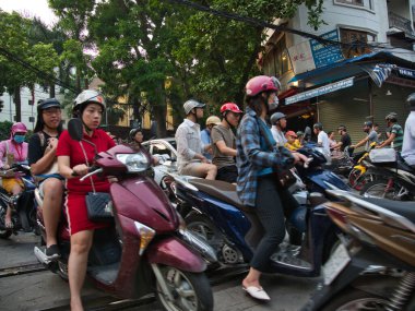 Hanoi-Vietnam-10 Ağustos 2019, yoğun trafik sıkışıklığı Hanoi, Vietnam 'da kalabalık bir kentsel alanda sayısız motosiklet ve scooterın geçişi, tipik şehir yaşamını vurguluyor..