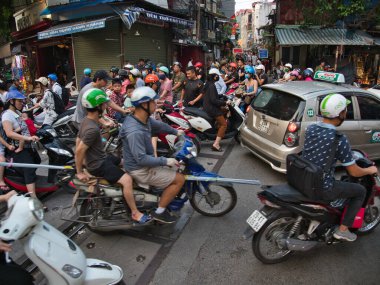 Hanoi-Vietnam-10 Ağustos 2019, yoğun trafik sıkışıklığı Hanoi, Vietnam 'da kalabalık bir kentsel alanda sayısız motosiklet ve scooterın geçişi, tipik şehir yaşamını vurguluyor..