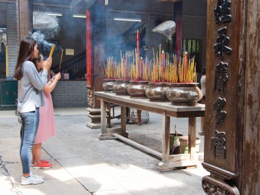 HUE-Vietnam-18 Ağustos 2019 'da, geleneksel bir Çin tapınağının içinde, dumanlı, ruhani bir atmosfer yaratan, sarmal sarmal sarmal sarmallar saran, büyük ve sarmal sarmaşıkları gösteren bir sahne..