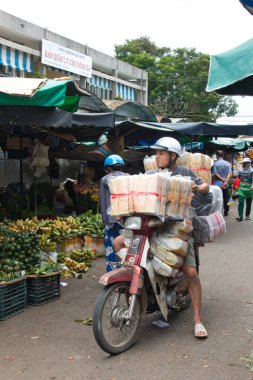 HUE-Vietnam-18 Ağustos 2019 'da, geleneksel bir Çin tapınağının içinde, dumanlı, ruhani bir atmosfer yaratan, sarmal sarmal sarmal sarmallar saran, büyük ve sarmal sarmaşıkları gösteren bir sahne..