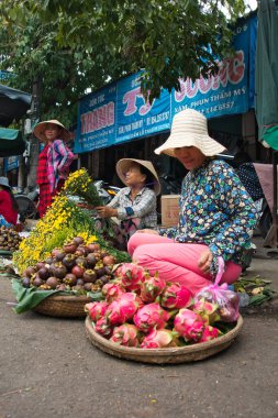 HUE-Vietnam-18 Ağustos 2019 'da, geleneksel bir Çin tapınağının içinde, dumanlı, ruhani bir atmosfer yaratan, sarmal sarmal sarmal sarmallar saran, büyük ve sarmal sarmaşıkları gösteren bir sahne..