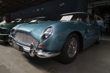 BERLİN - Almanya 16 Nisan 2025, Berlin, Almanya 'da özel bir klasik araba satıcısı olan Thiesen Automobile Raritten' ın galerisinde klasik bir Aston Martin turnesi sergilendi..