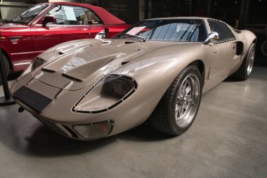 BERLIN-Almanya-16 Nisan 2025, bir Adelmann Sportwagen 'in yakın çekim görüntüsü, klasik Ford GT40' ın yüksek kaliteli bir Alman versiyonu, Berlin, Almanya 'da bir otomotiv galerisinde sergilendi..