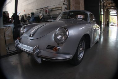 BERLIN-Almanya-16 Nisan 2025, Alman otomotiv mirasını ön plana çıkaran Berlin 'deki özel bir otomotiv atölyesi ve hizmet merkezinde sergilenen Gümüş Porsche 356 klasik coupe.