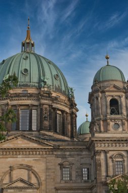 BERLIN-Almanya-16 Nisan 2025, Berlin 'in orta kesimindeki tarihi Berlin Katedrali' nin (Berliner Dom) büyük Neo-Rönesans kubbesine ve yapısına yakından bakıldı..