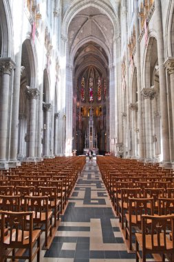 Nantes-Pays de la Loire-France-11 Temmuz 2025, Avrupa 'nın büyük Gotik katedralinin etkileyici iç mekanı, yükselen tavan, taş sütunlar ve ana sahayı kaplayan uzun sıra modern ahşap sandalyeler sergilenmektedir..